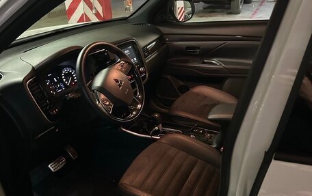 Mitsubishi Outlander III рестайлинг 3, 2021 год, 2 450 000 рублей, 7 фотография