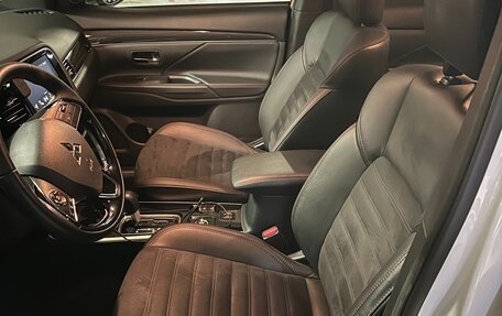 Mitsubishi Outlander III рестайлинг 3, 2021 год, 2 450 000 рублей, 5 фотография