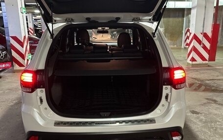 Mitsubishi Outlander III рестайлинг 3, 2021 год, 2 450 000 рублей, 9 фотография
