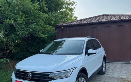 Volkswagen Tiguan II, 2020 год, 2 100 000 рублей, 2 фотография