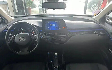 Toyota C-HR I рестайлинг, 2022 год, 1 630 999 рублей, 6 фотография