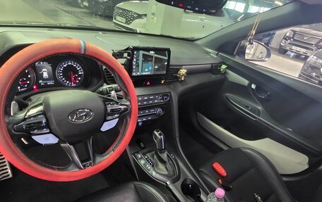 Hyundai Veloster II, 2021 год, 2 300 000 рублей, 13 фотография