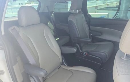 KIA Carnival, 2024 год, 3 800 100 рублей, 9 фотография