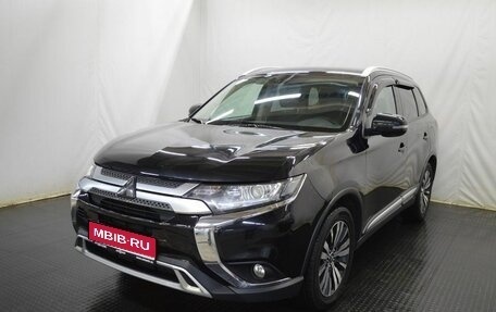 Mitsubishi Outlander III рестайлинг 3, 2019 год, 1 925 000 рублей, 1 фотография