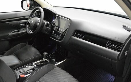 Mitsubishi Outlander III рестайлинг 3, 2019 год, 1 925 000 рублей, 12 фотография