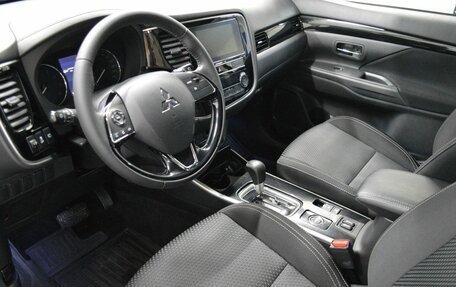 Mitsubishi Outlander III рестайлинг 3, 2019 год, 1 925 000 рублей, 10 фотография