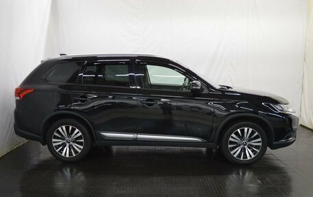 Mitsubishi Outlander III рестайлинг 3, 2019 год, 1 925 000 рублей, 4 фотография