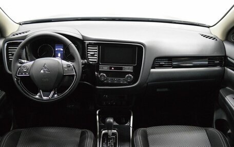Mitsubishi Outlander III рестайлинг 3, 2019 год, 1 925 000 рублей, 14 фотография