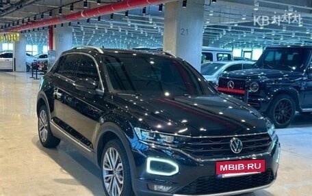 Volkswagen T-Roc I, 2022 год, 2 099 000 рублей, 2 фотография