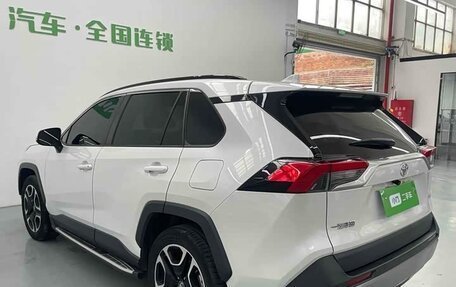 Toyota RAV4, 2021 год, 2 750 000 рублей, 4 фотография