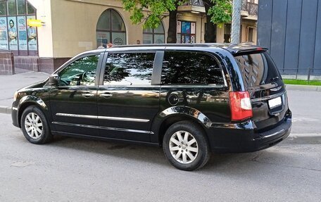 Chrysler Town & Country V рестайлинг, 2012 год, 1 749 000 рублей, 1 фотография