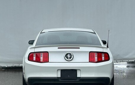 Ford Mustang VI рестайлинг, 2011 год, 1 830 000 рублей, 6 фотография