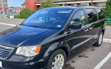 Chrysler Town & Country V рестайлинг, 2012 год, 1 749 000 рублей, 2 фотография
