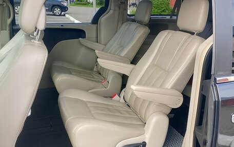 Chrysler Town & Country V рестайлинг, 2012 год, 1 749 000 рублей, 16 фотография