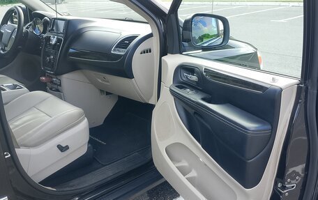 Chrysler Town & Country V рестайлинг, 2012 год, 1 749 000 рублей, 21 фотография