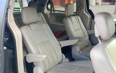 Chrysler Town & Country V рестайлинг, 2012 год, 1 749 000 рублей, 22 фотография