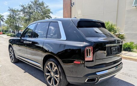 Rolls-Royce Cullinan, 2022 год, 25 000 000 рублей, 3 фотография