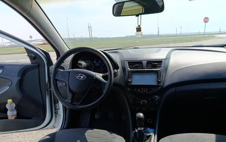 Hyundai Solaris II рестайлинг, 2015 год, 420 000 рублей, 1 фотография