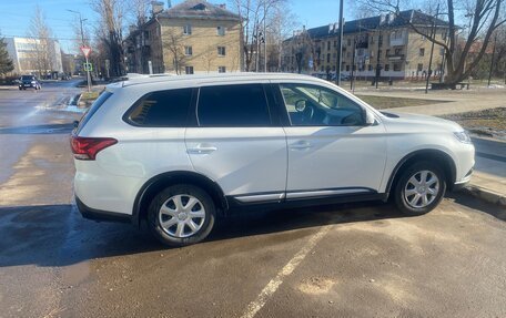 Mitsubishi Outlander III рестайлинг 3, 2021 год, 2 990 000 рублей, 2 фотография