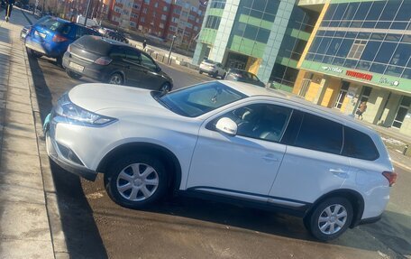 Mitsubishi Outlander III рестайлинг 3, 2021 год, 2 990 000 рублей, 4 фотография
