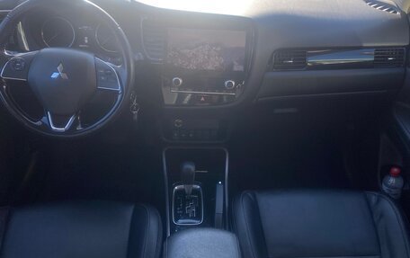 Mitsubishi Outlander III рестайлинг 3, 2021 год, 2 990 000 рублей, 9 фотография