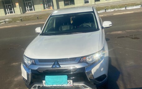 Mitsubishi Outlander III рестайлинг 3, 2021 год, 2 990 000 рублей, 10 фотография