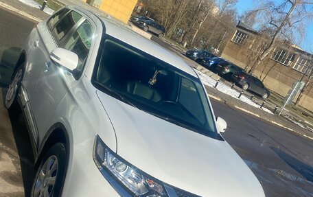 Mitsubishi Outlander III рестайлинг 3, 2021 год, 2 990 000 рублей, 11 фотография