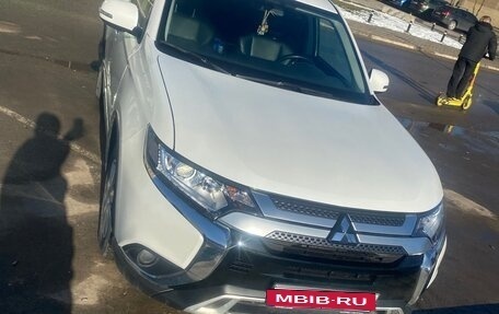 Mitsubishi Outlander III рестайлинг 3, 2021 год, 2 990 000 рублей, 15 фотография