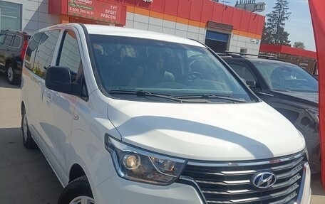 Hyundai H-1 II рестайлинг, 2019 год, 2 800 000 рублей, 5 фотография