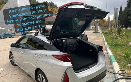 Toyota Prius IV XW50, 2017 год, 2 000 000 рублей, 2 фотография