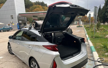 Toyota Prius IV XW50, 2017 год, 2 000 000 рублей, 11 фотография