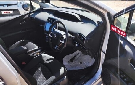 Toyota Prius IV XW50, 2017 год, 2 000 000 рублей, 3 фотография