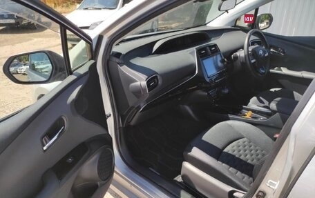Toyota Prius IV XW50, 2017 год, 2 000 000 рублей, 4 фотография