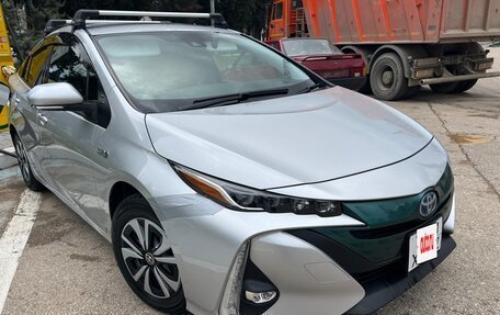 Toyota Prius IV XW50, 2017 год, 2 000 000 рублей, 14 фотография