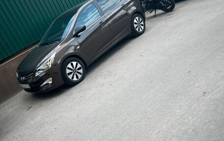 Hyundai Solaris II рестайлинг, 2015 год, 900 000 рублей, 1 фотография