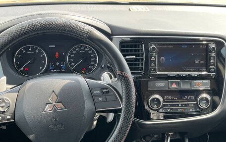 Mitsubishi Outlander III рестайлинг 3, 2016 год, 1 690 000 рублей, 14 фотография