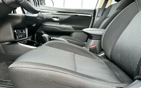 Mitsubishi Outlander III рестайлинг 3, 2019 год, 1 850 000 рублей, 13 фотография