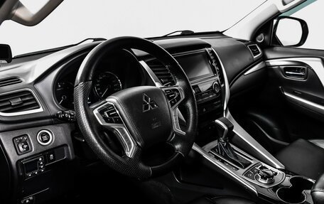 Mitsubishi Pajero Sport III рестайлинг, 2017 год, 2 667 000 рублей, 13 фотография