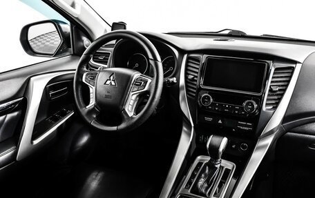 Mitsubishi Pajero Sport III рестайлинг, 2017 год, 2 667 000 рублей, 9 фотография