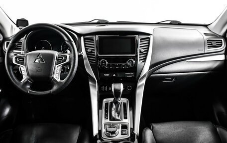 Mitsubishi Pajero Sport III рестайлинг, 2017 год, 2 667 000 рублей, 11 фотография