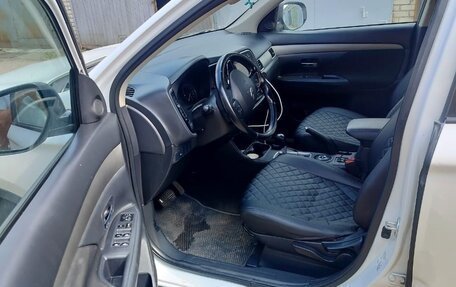Mitsubishi Outlander III рестайлинг 3, 2015 год, 1 200 000 рублей, 5 фотография