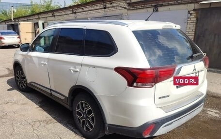 Mitsubishi Outlander III рестайлинг 3, 2015 год, 1 200 000 рублей, 6 фотография