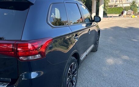 Mitsubishi Outlander III рестайлинг 3, 2022 год, 2 450 000 рублей, 5 фотография