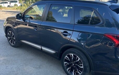 Mitsubishi Outlander III рестайлинг 3, 2022 год, 2 450 000 рублей, 3 фотография