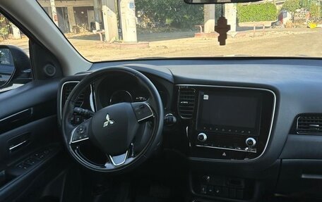 Mitsubishi Outlander III рестайлинг 3, 2022 год, 2 450 000 рублей, 8 фотография