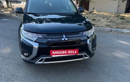 Mitsubishi Outlander III рестайлинг 3, 2022 год, 2 450 000 рублей, 2 фотография