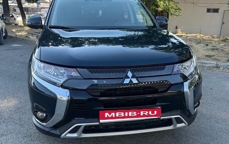 Mitsubishi Outlander III рестайлинг 3, 2022 год, 2 450 000 рублей, 4 фотография