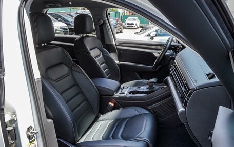 Volkswagen Touareg III, 2019 год, 4 280 000 рублей, 8 фотография