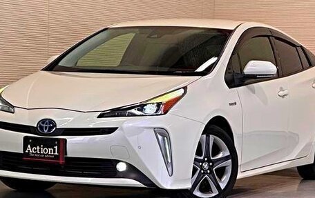 Toyota Prius IV XW50, 2022 год, 2 250 000 рублей, 1 фотография