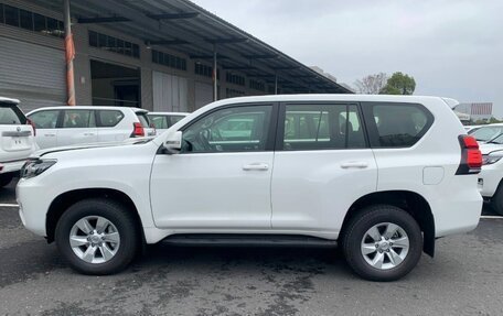 Toyota Land Cruiser Prado 150 рестайлинг 2, 2022 год, 6 100 000 рублей, 2 фотография